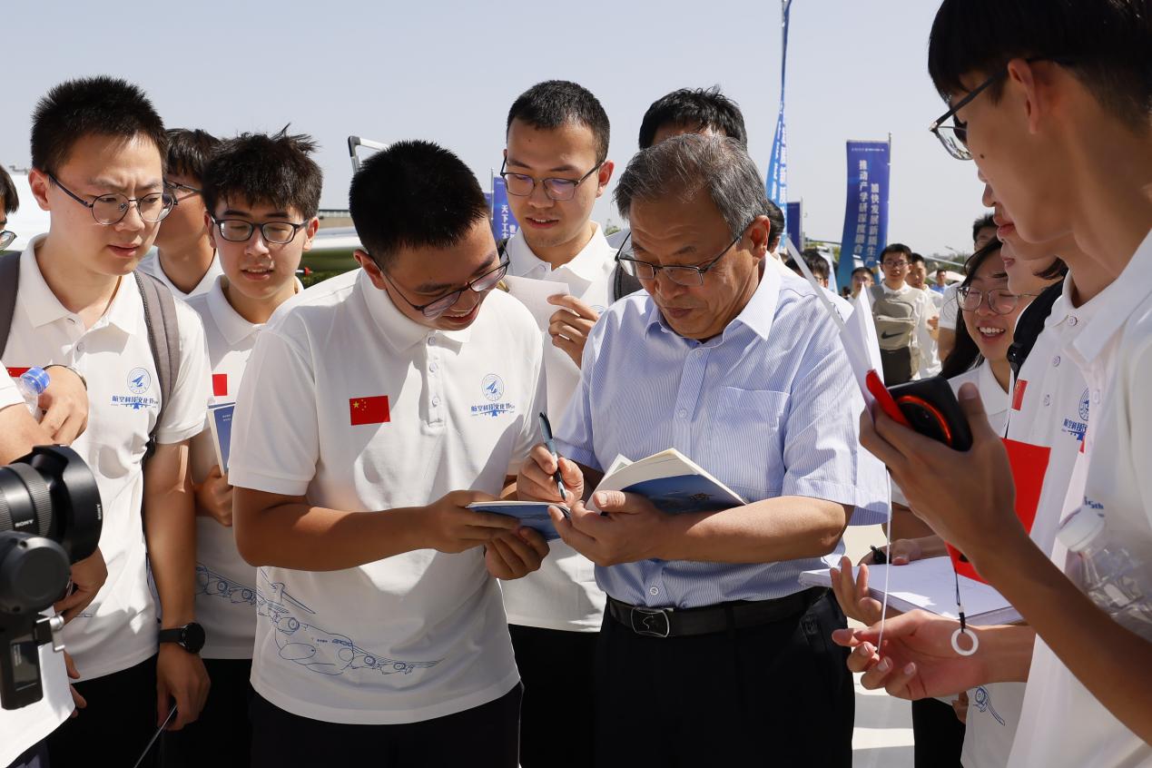 西工大學(xué)子們爭相向唐長紅索要簽名，思政課秒變“追星現(xiàn)場”。 校方供圖