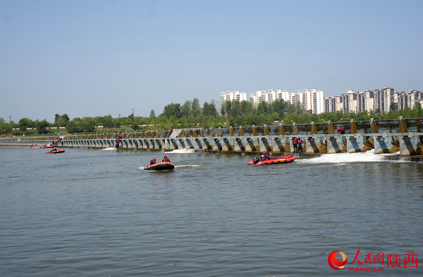 救援人員正在進行水域救援技術實操訓練。人民網(wǎng)記者 李志強攝