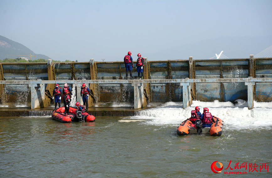 救援人員正在進(jìn)行水域救援技術(shù)實操訓(xùn)練。人民網(wǎng)記者 李志強(qiáng)攝