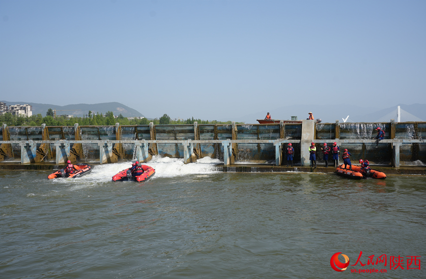 救援人員正在進行水域救援技術實操訓練。人民網(wǎng)記者 李志強攝