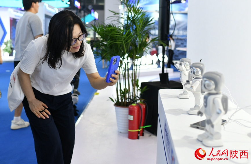 第六屆西部數(shù)博會展館內(nèi)，參觀者與機(jī)器人互動。人民網(wǎng)記者 翁奇羽攝