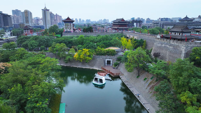 長(zhǎng)安匯通投資的無人駕駛清潔船在西安護(hù)城河項(xiàng)目發(fā)揮著重要作用。長(zhǎng)安匯通供圖