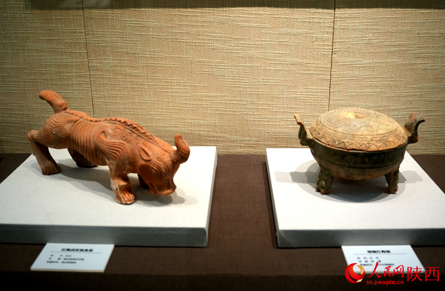 漢中市博物館展出的陶器。人民網(wǎng)記者 鄒星攝