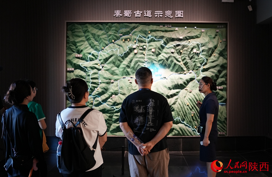 講解員為游客講解秦蜀古道的歷史背景。人民網(wǎng)記者 鄒星攝