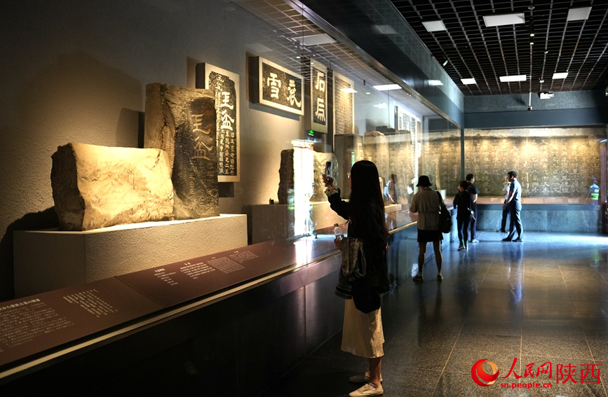 游客參觀“石門十三品”陳列室 。人民網(wǎng)記者 鄒星攝