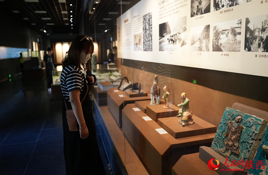游客參觀漢中市博物館展陳的文物。人民網(wǎng)記者 鄒星攝