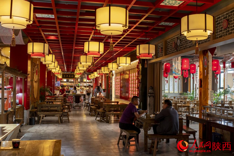 子午服務(wù)區(qū)內(nèi)的美食街。人民網(wǎng)記者 翁奇羽攝