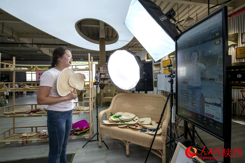 “良順匠心”直播間現(xiàn)場，主播正在講解蒲扇細節(jié)。人民網(wǎng)記者 翁奇羽攝