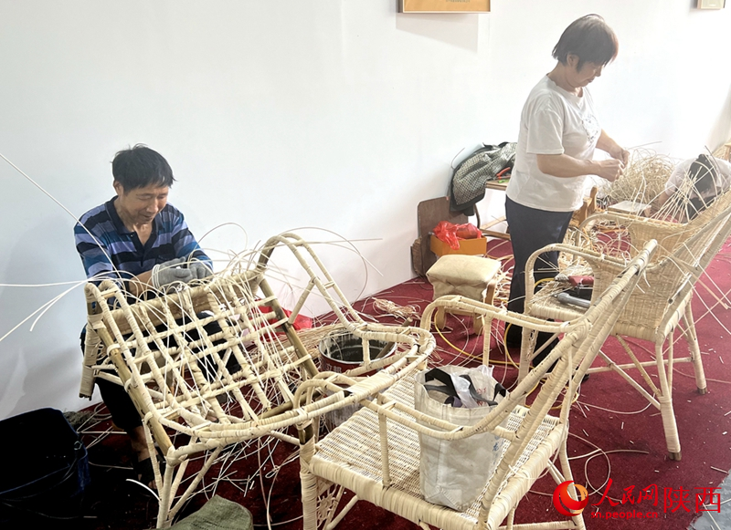 首招富（左）和劉桂芬（右）正在編織藤椅。人民網(wǎng)記者 鄒星攝