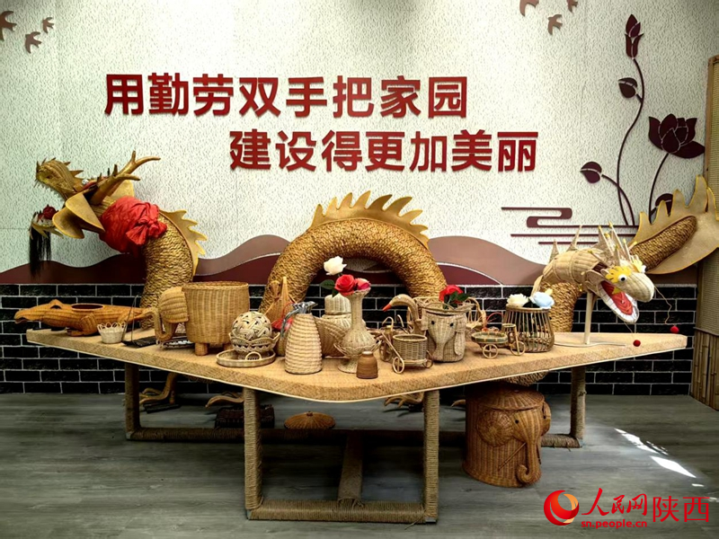 用藤條編織的花瓶、籃子等藤具。人民網(wǎng)記者 鄒星攝