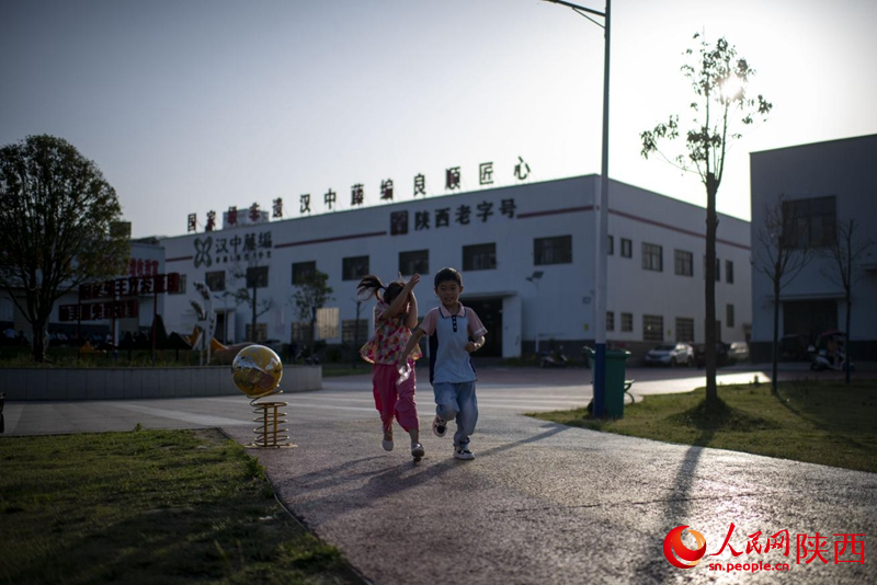 夏日傍晚,漢中藤編研創(chuàng)中心外，孩子們奔跑雀躍。人民網(wǎng)記者 翁奇羽攝