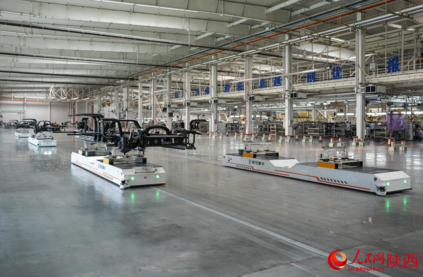 6月20日，在陜汽車架廠，“無人駕駛”的AGV智能搬運(yùn)機(jī)器人在工作。人民網(wǎng)記者 李志強(qiáng)攝