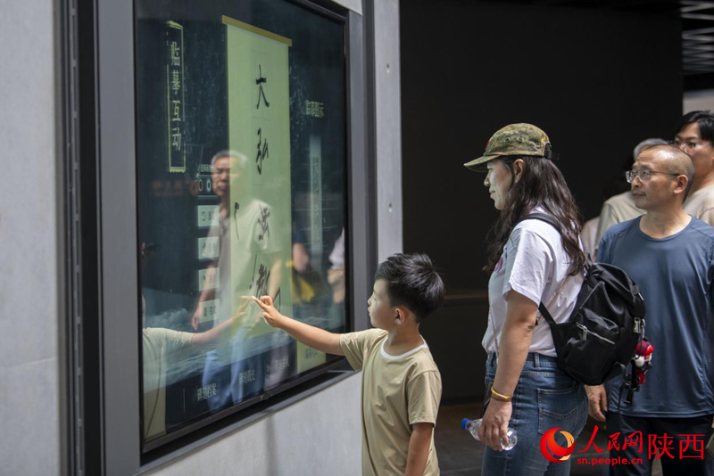 西安碑林博物館內(nèi)，小朋友體驗(yàn)臨摹互動裝置。人民網(wǎng)記者 翁奇羽攝
