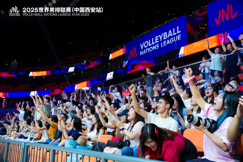2025世界男排聯(lián)賽(中國(guó)西安站）現(xiàn)場(chǎng)，觀眾席上氣氛熱烈。曲江體育集團(tuán)供圖