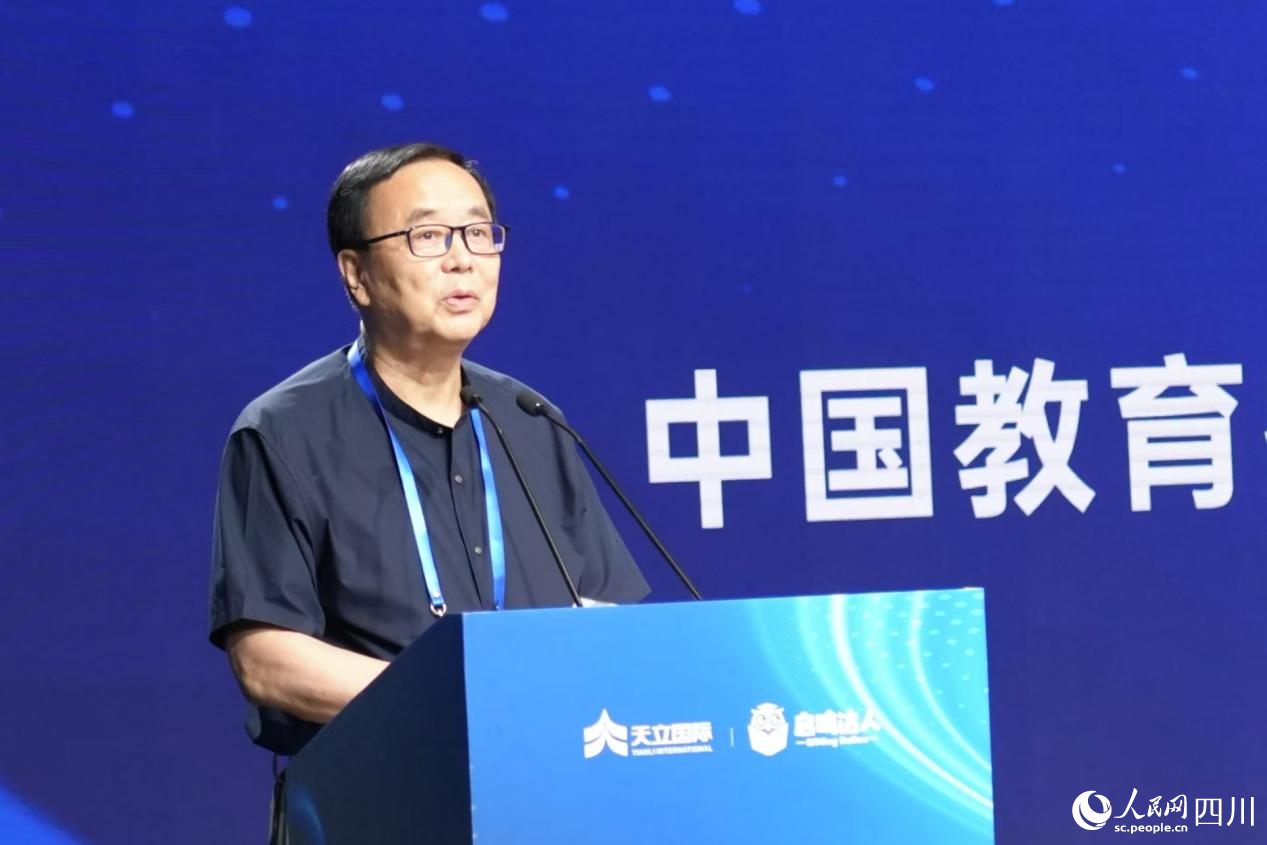 中國教育技術協(xié)會監(jiān)事長、教育數(shù)字人推進工作組組長張少剛。人民網(wǎng)記者 郭瑩攝