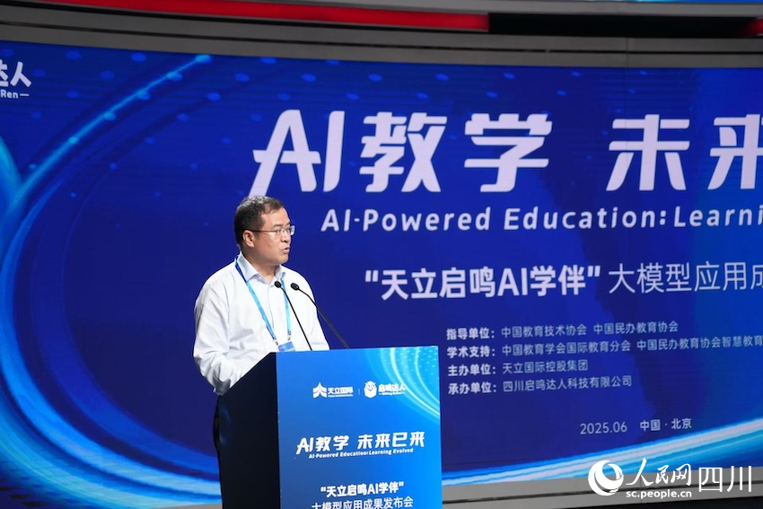 清華大學教育學院院長、中國教育學會副會長石中英。人民網(wǎng)記者 郭瑩攝
