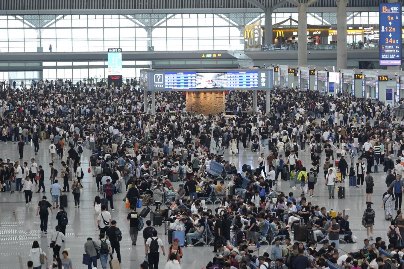 西安北站候車大廳內(nèi)旅客正在候車。尤艇攝