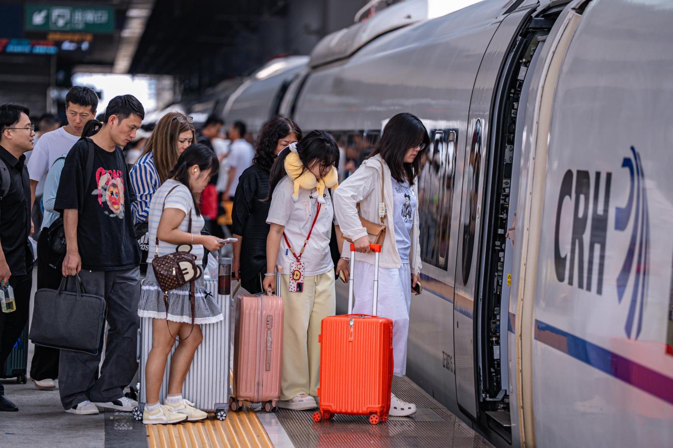 旅客在西安北站站臺有序乘車。曹欣攝