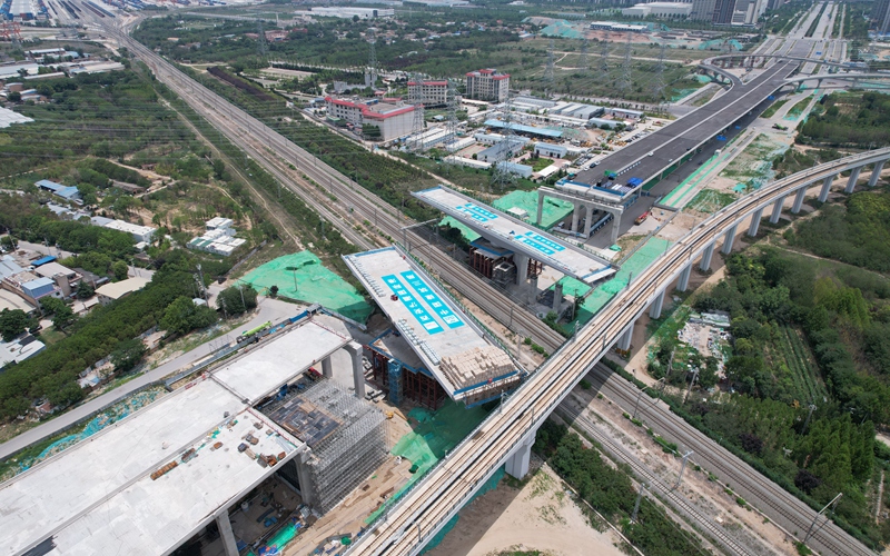 中歐班列西安集結(jié)中心空鐵聯(lián)運項目萬噸大橋成功跨線轉(zhuǎn)體。楊精銓 攝