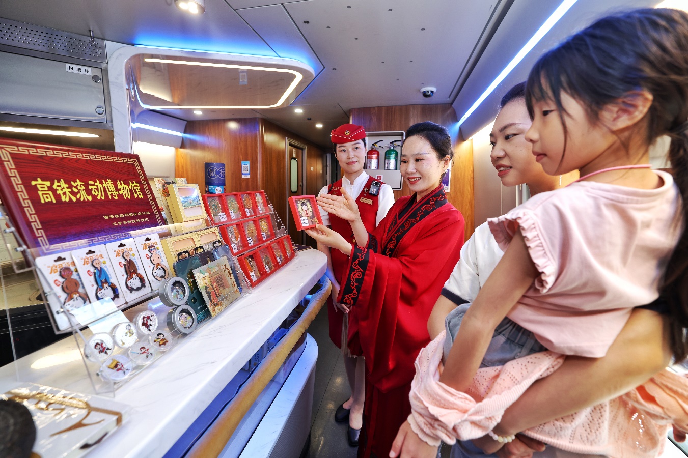 列車工作人員為旅客介紹文創(chuàng)展品。劉松霖?cái)z