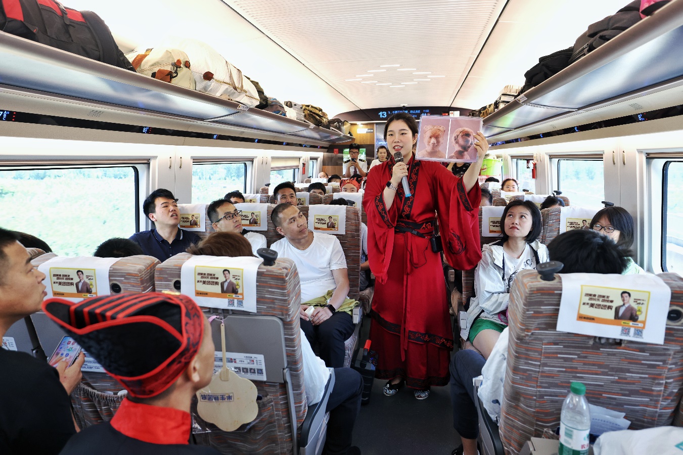 列車工作人員為旅客講解文物小知識(shí)。劉松霖?cái)z