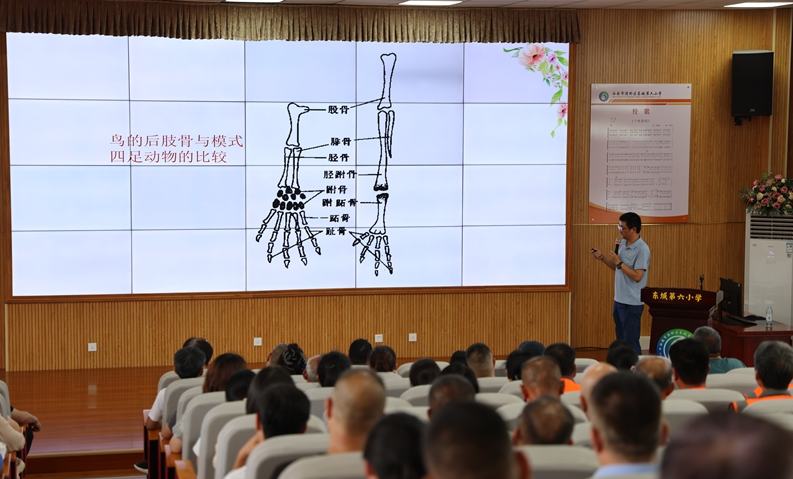 西安市灞橋區(qū)舉辦野生保護(hù)鳥(niǎo)類培訓(xùn)會(huì) 7月4日下午，由西安市林業(yè)局、西安市科學(xué)技術(shù)交流館指導(dǎo)，灞橋區(qū)林業(yè)局、灞橋區(qū)科協(xié)聯(lián)合主辦的“守護(hù)飛羽精靈”野生保護(hù)鳥(niǎo)類培訓(xùn)會(huì)在西安市灞橋區(qū)東城第六小學(xué)報(bào)告廳順利舉行。來(lái)自區(qū)級(jí)部門(mén)、街道的近200名干部群眾參加了培訓(xùn)。