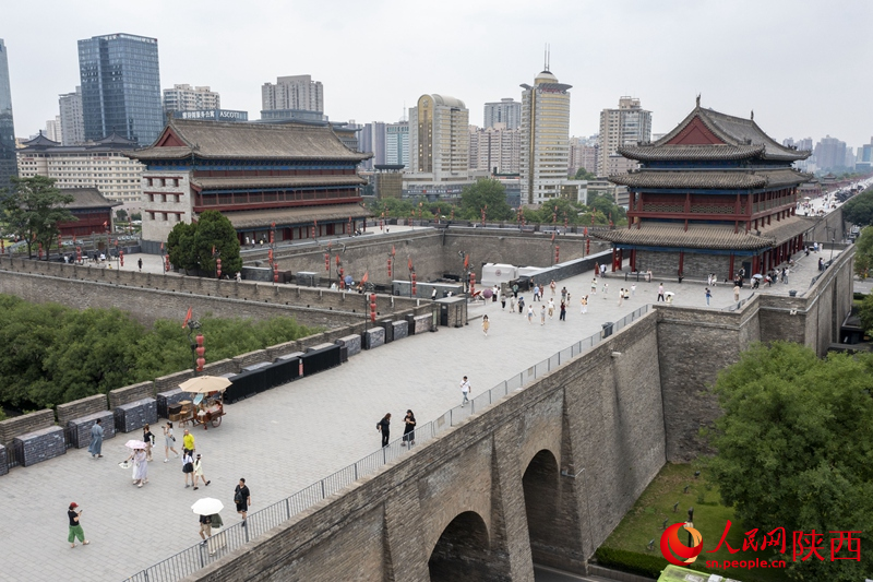游客在西安城墻上觀光游覽。人民網(wǎng)記者 翁奇羽攝