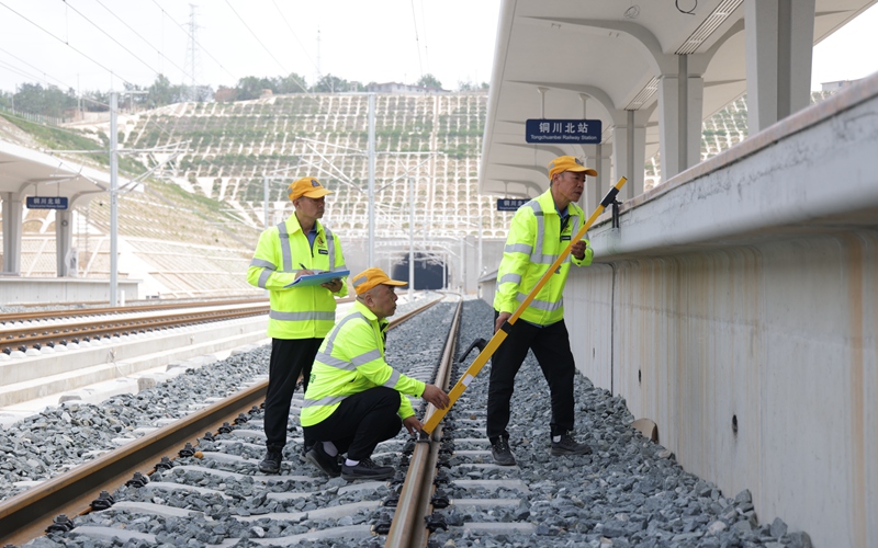 西安東高鐵房建車間職工對銅川北站站臺限界尺寸進行測量。張立麗 攝