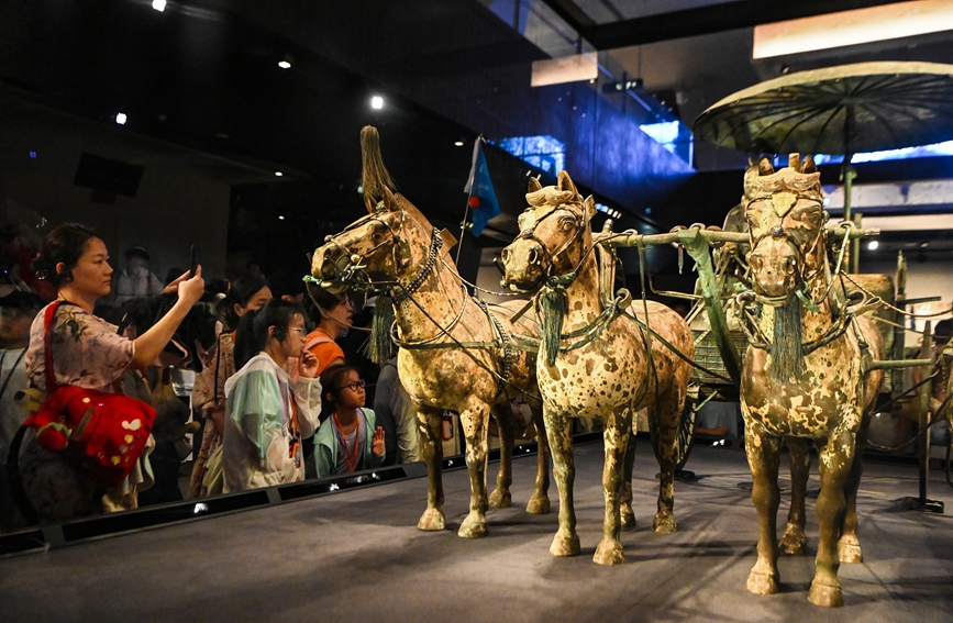 游客在參觀秦始皇帝陵博物院的明星展品“銅車馬”。張?zhí)熘鶖z