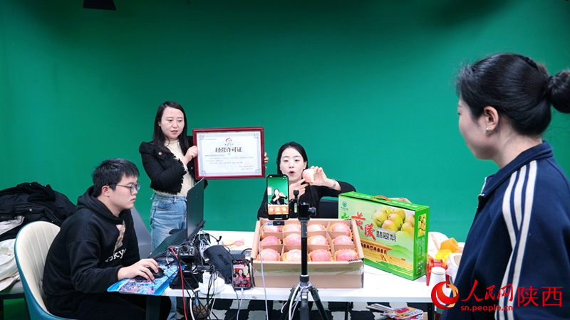 在黃陵秦創(chuàng)原軒轅科技創(chuàng)新中心的軒轅直播間，主播在介紹特色農產(chǎn)品。人民網(wǎng)記者 孫挺攝