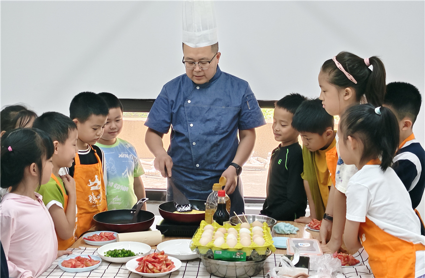 7月20日，西安市雁塔區(qū)杜城街道萬科高新華府社區(qū)的“小廚神”課堂。杜城街道辦供圖