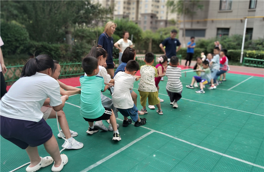 7月7日，西安市雁塔區(qū)漳滸寨街道華洲城領(lǐng)譽(yù)社區(qū)暑期公益課堂組織孩子們戶外拔河。漳滸寨街道辦供圖