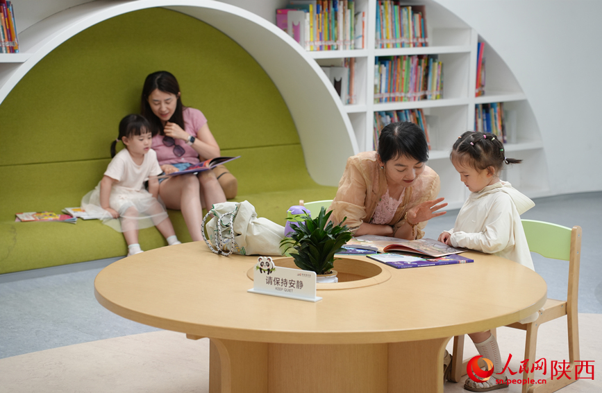 暑期來臨，西安圖書館少兒服務(wù)部讀者接待量持續(xù)走高。人民網(wǎng)記者 李志強(qiáng)攝