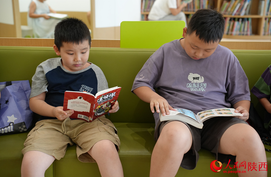 暑假期間，西安圖書館迎來大量小讀者。人民網(wǎng)記者 李志強(qiáng)攝