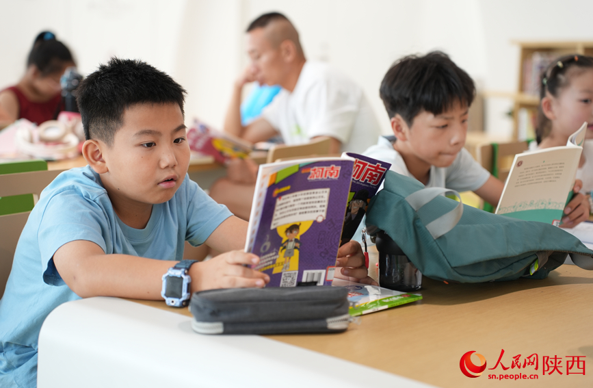 暑假期間，西安圖書館迎來(lái)大量小讀者。人民網(wǎng)記者 李志強(qiáng)攝