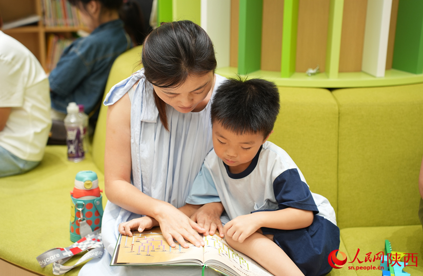 暑假期間，帶孩子到圖書館讀書成為不少家長閑暇時的選擇。人民網(wǎng)記者 李志強攝