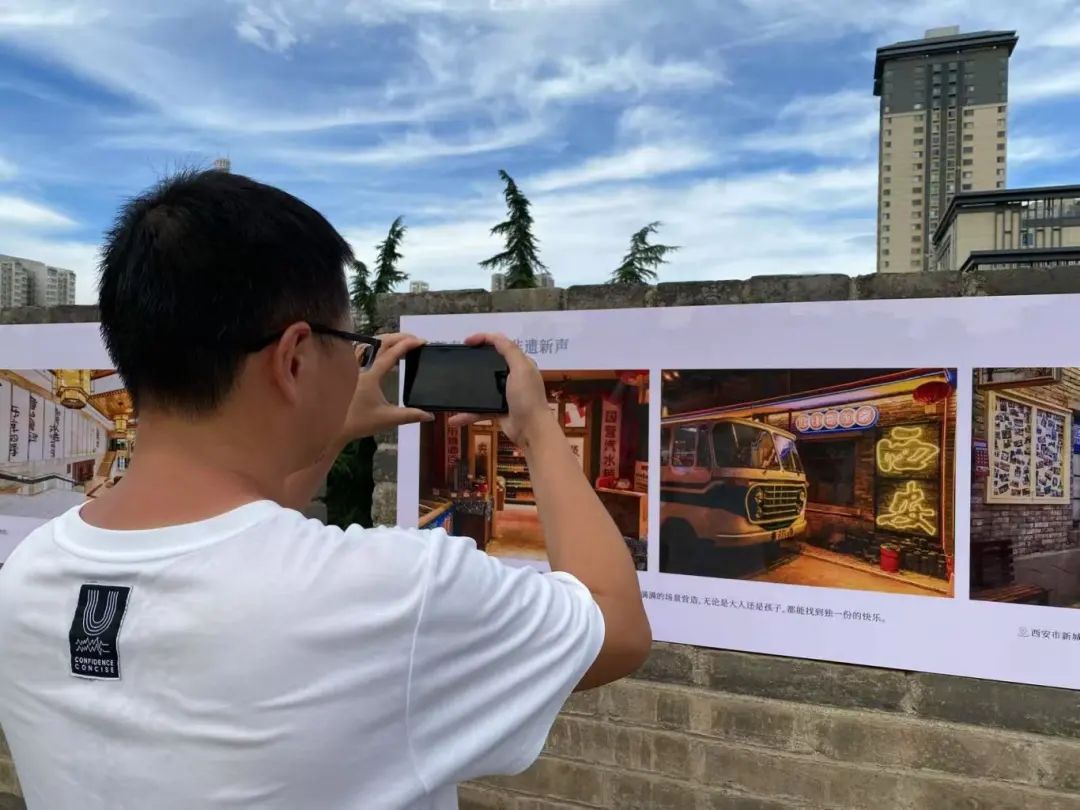 游客在西安城墻上觀展。西安城墻管委會供圖