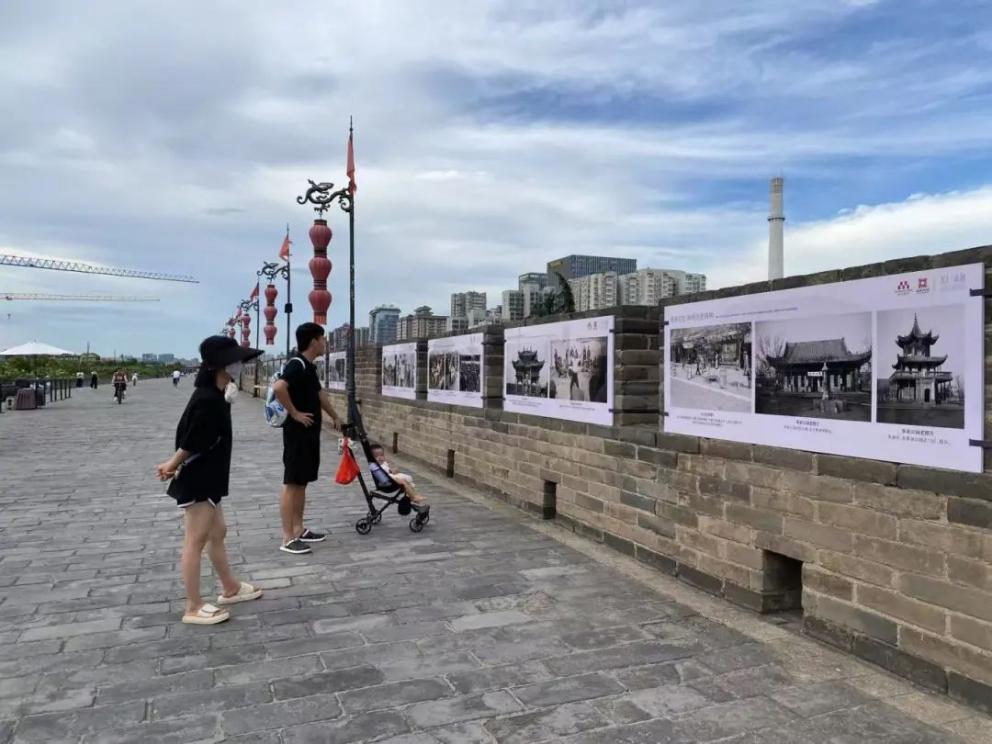 市民游客在城墻上免費參觀。西安城墻管委會供圖