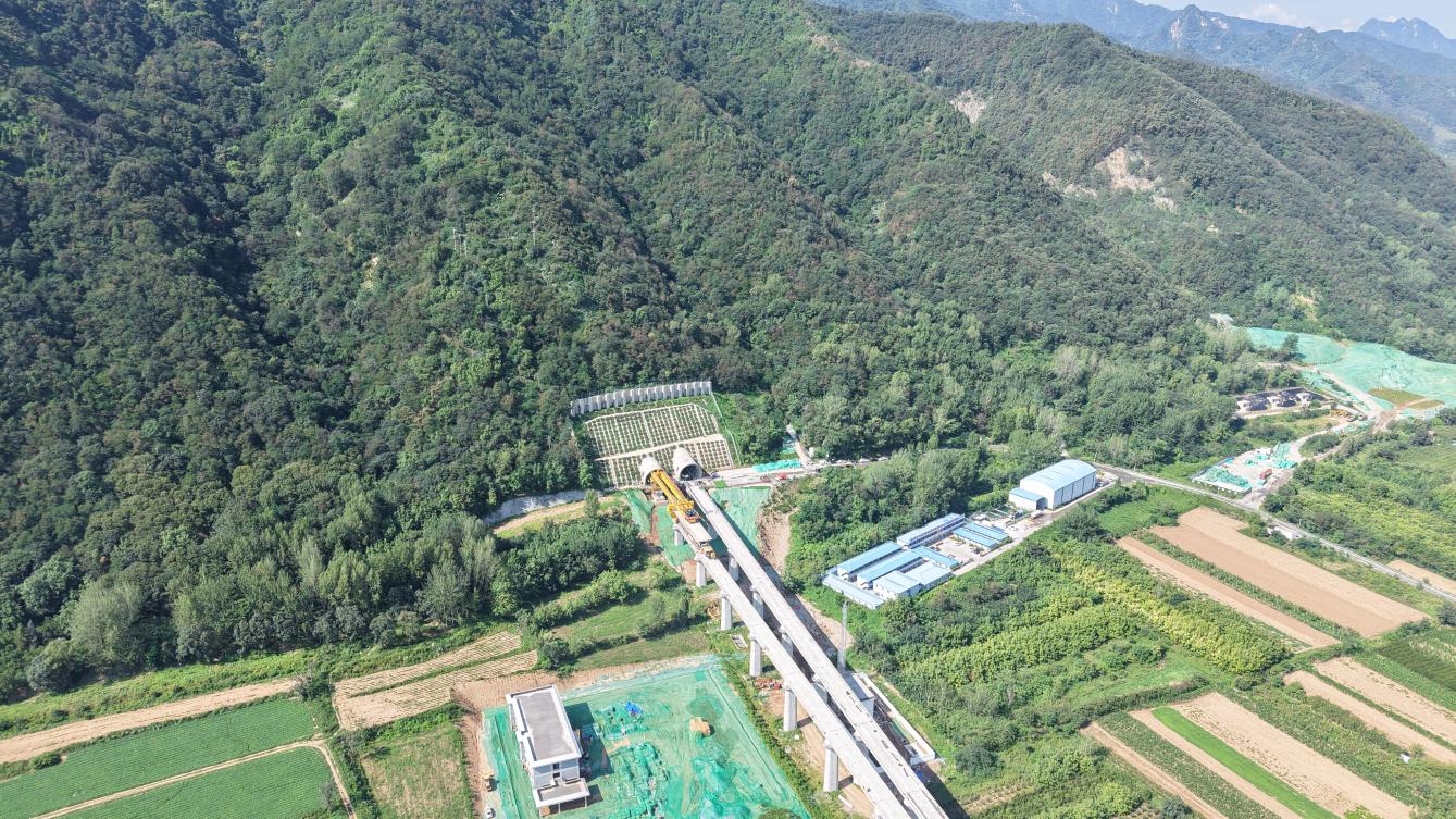7月28日，西康高鐵橋梁架設(shè)任務(wù)全部完成。劉思凡攝