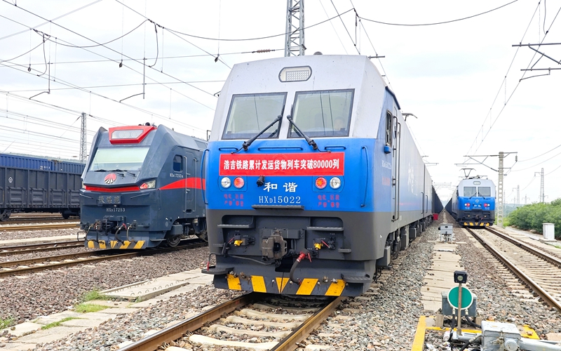 8月5日，滿載3614噸煤炭的83277次列車從靖邊東站駛出。付志寬攝