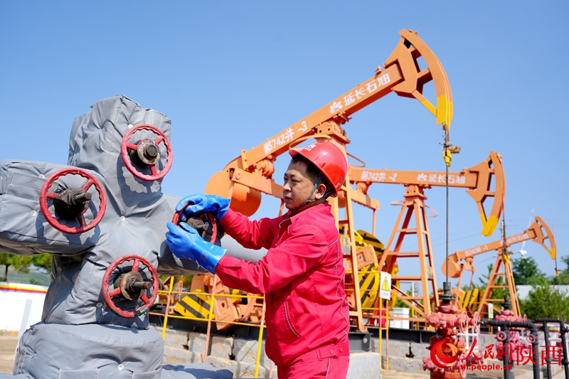 延長油田杏子川采油廠郝家坪注水項目區(qū)，工作人員在巡檢井場。人民網記者 孫挺攝