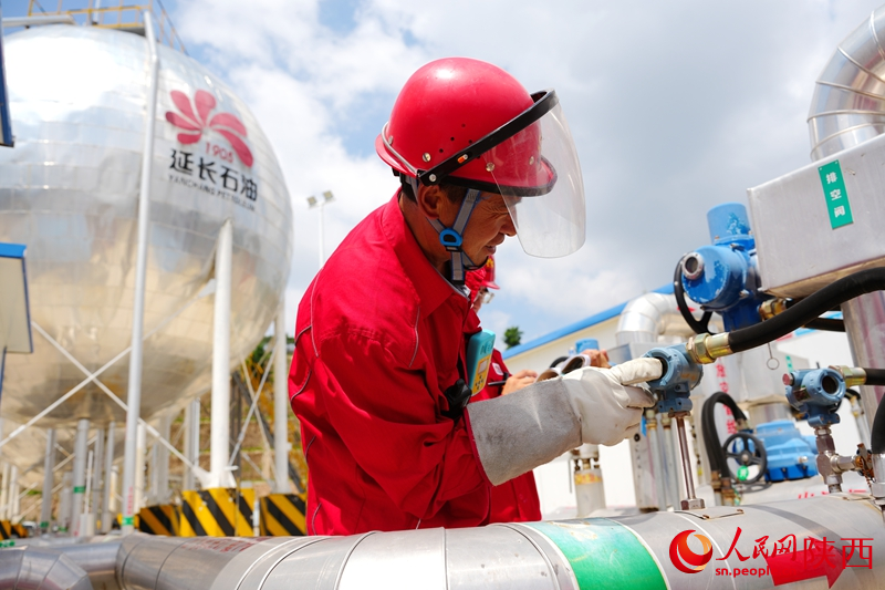 延長油田杏子川采油廠化38注氣站CCUS項目區(qū)，工作人員在巡檢注氣設備。人民網記者 孫挺攝