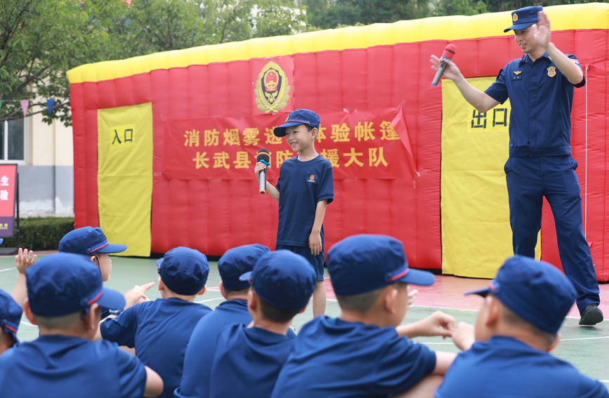 同學(xué)們參與迷霧逃生體驗(yàn)。咸陽(yáng)消防支隊(duì)供圖