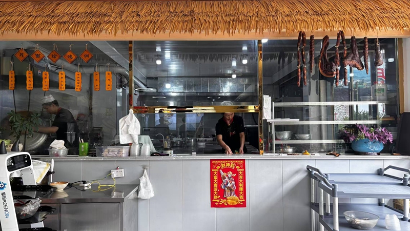 漢陰縣城關(guān)鎮(zhèn)小宋家澗池燴面片店通過玻璃隔斷改造讓后廚一目了然。漢陰縣融媒體中心供圖