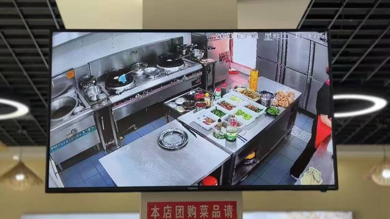 餐飲店內(nèi)懸掛的顯示屏實(shí)時(shí)顯示后廚環(huán)境，讓食客更為安心。漢陰縣融媒體中心供圖