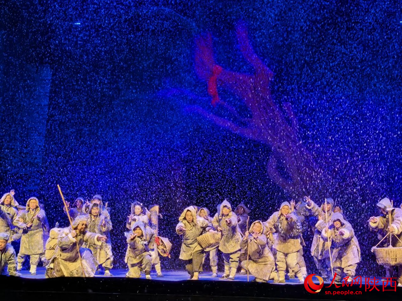 8月14日晚豫劇《秦豫情》演出現(xiàn)場。人民網(wǎng) 王麗攝