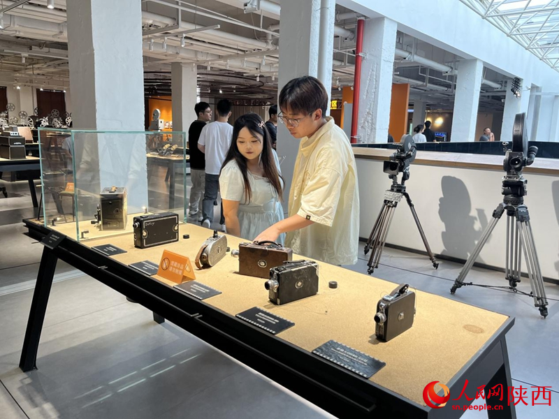 市民游客在觀賞各類放映機(jī)。人民網(wǎng)記者 魏鑫攝