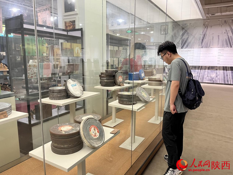 電影膠片收藏庫存放著很多西安電影制片廠建廠以來的電影膠片素材、拷貝和磁底。人民網記者 魏鑫攝