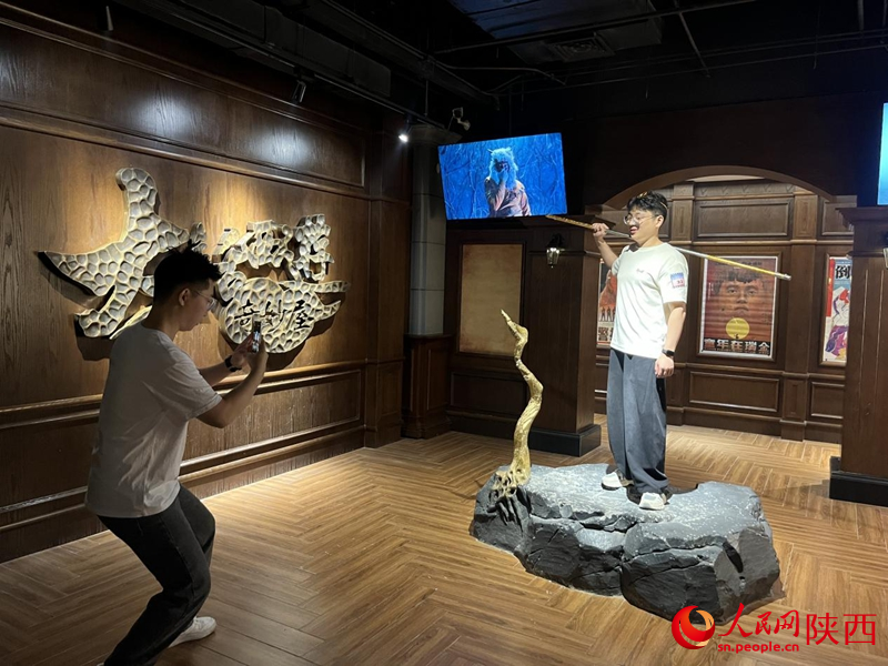 游客在西影電影博物館一角拍照留念。人民網(wǎng)記者 魏鑫攝