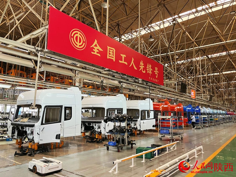 陜汽新能源重卡智能生產(chǎn)基地總裝車(chē)間。人民網(wǎng)記者 魏鑫攝